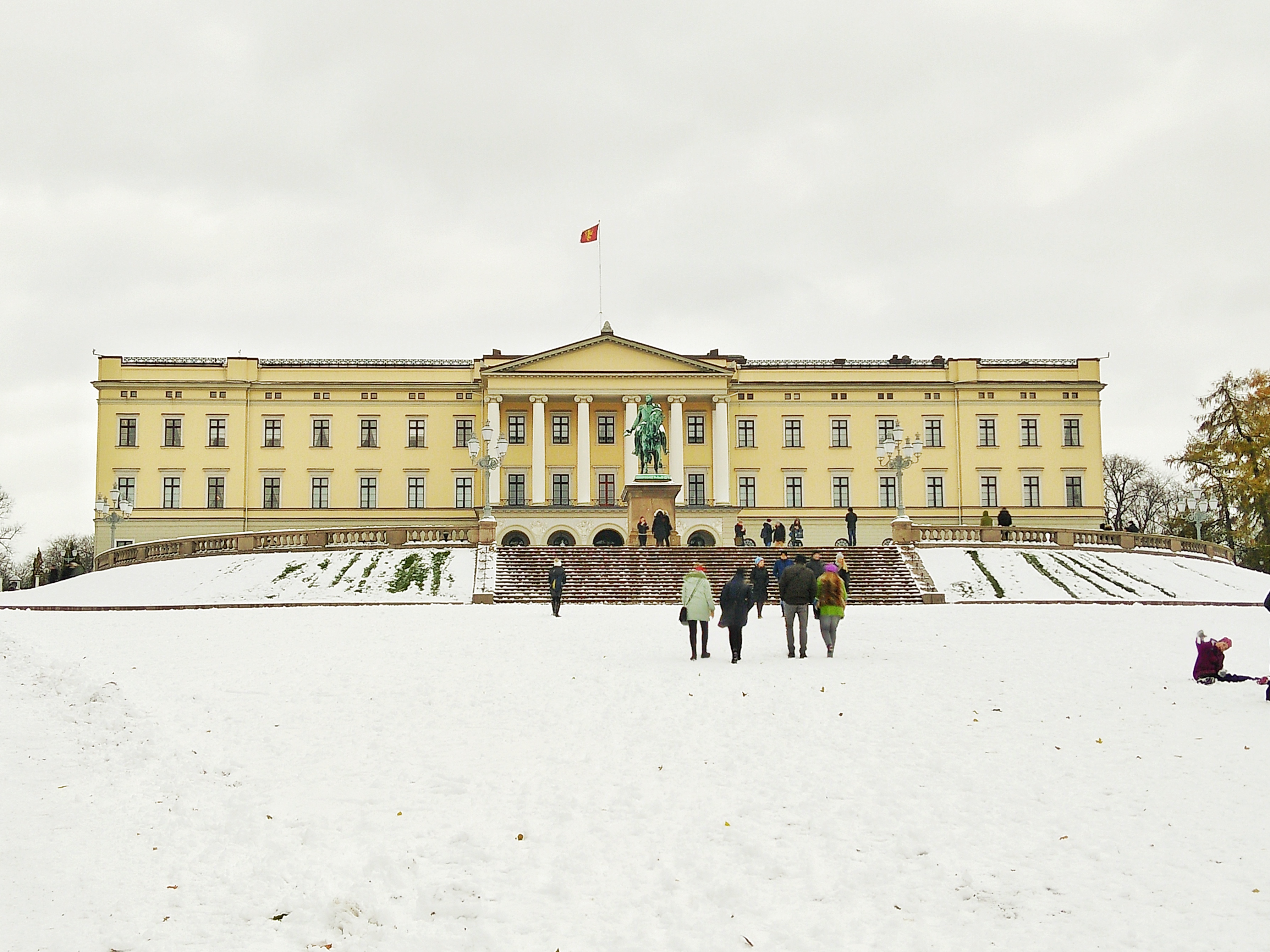 Oslo Travel Guide the-royal-palace-oslo-norway