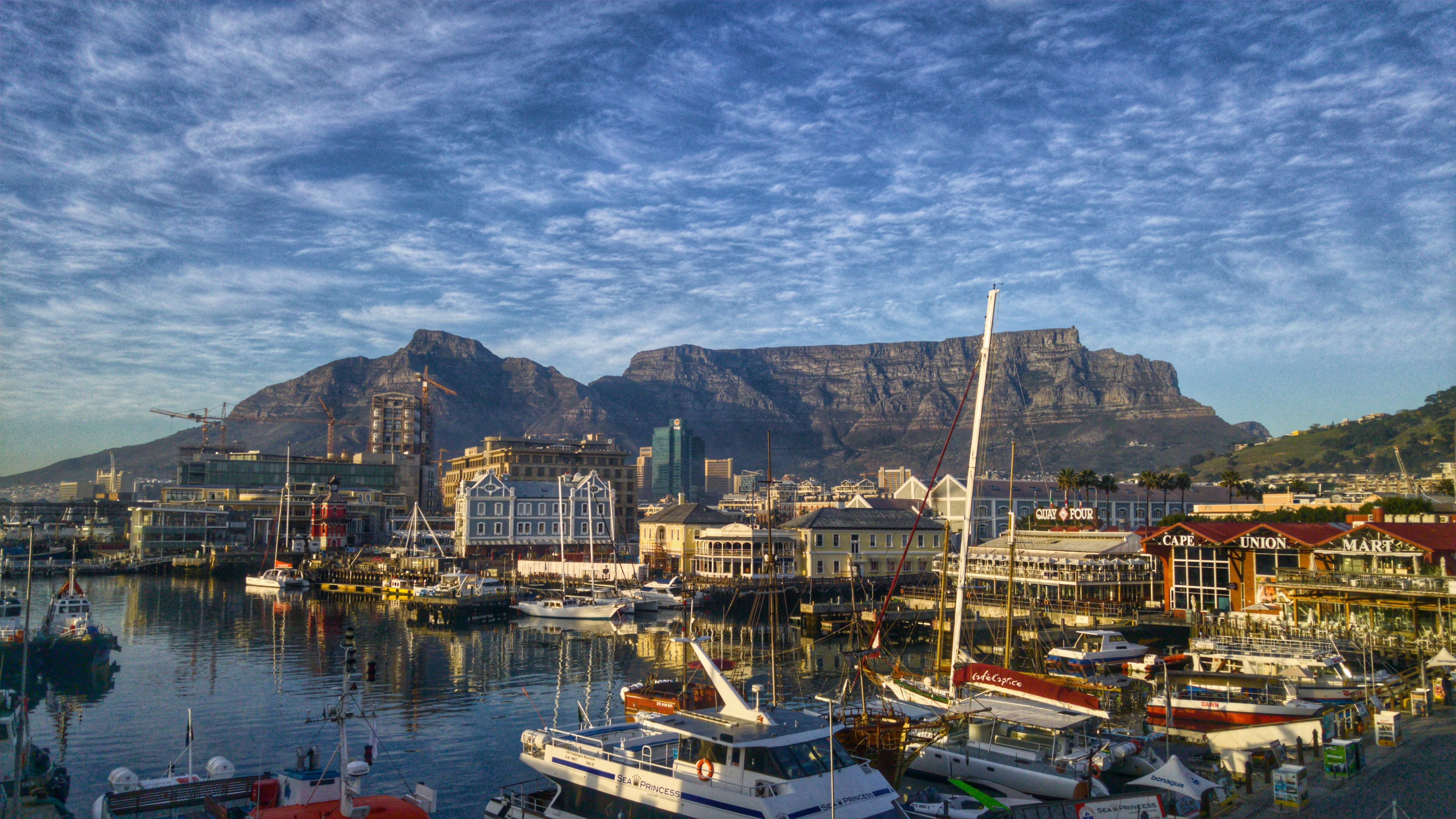 This image has an empty alt attribute; its file name is Cape-town-table-mountain.jpg